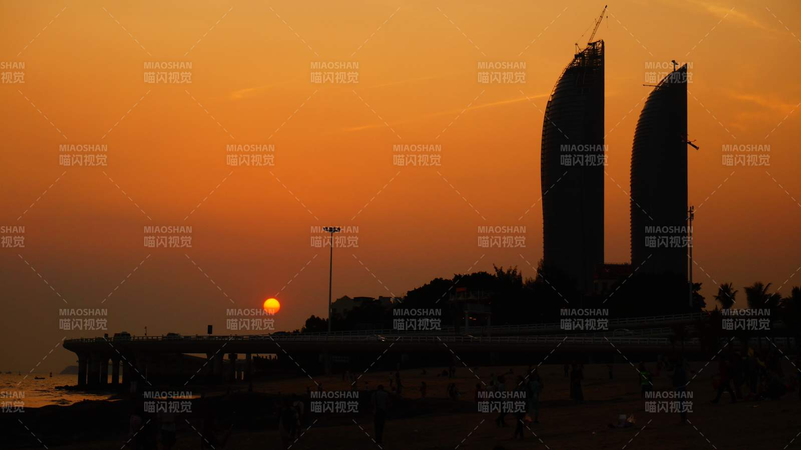 厦门双子塔日落海滨剪影图片