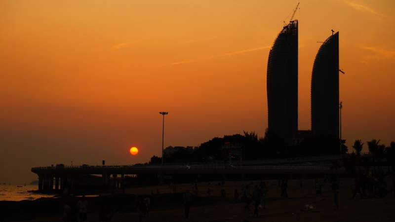 厦门双子塔日落海滨剪影图片