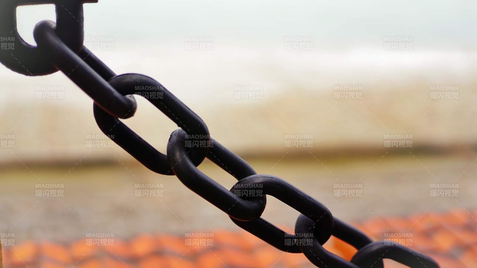 海边的黑色链条特写图片