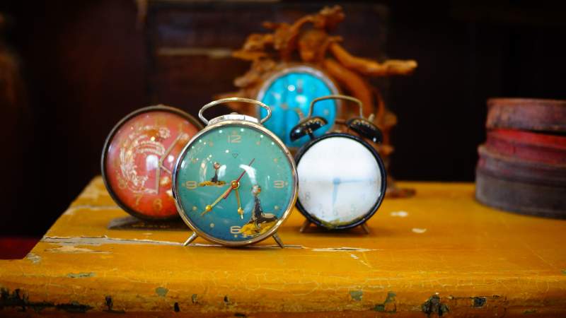 复古闹钟与彩蛋的静谧时光图片