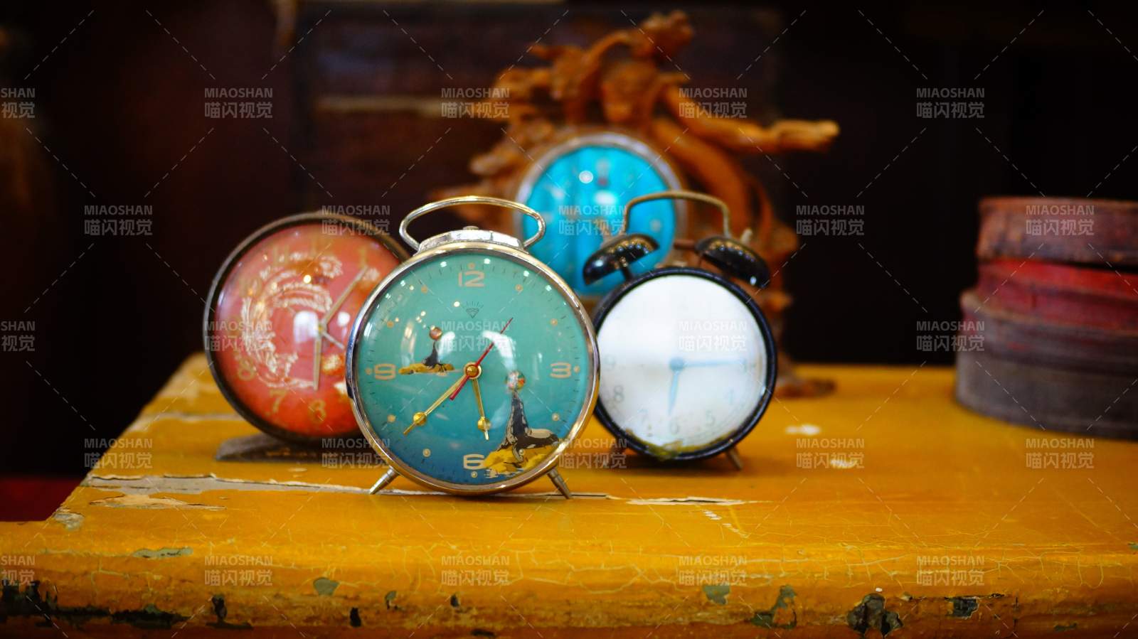 复古闹钟与彩蛋的静谧时光图片