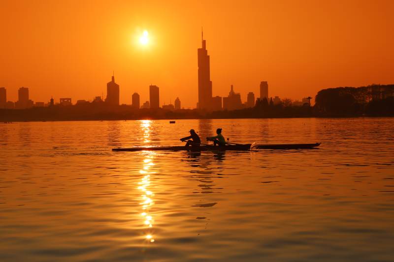 南京夕阳下的划船剪影图片