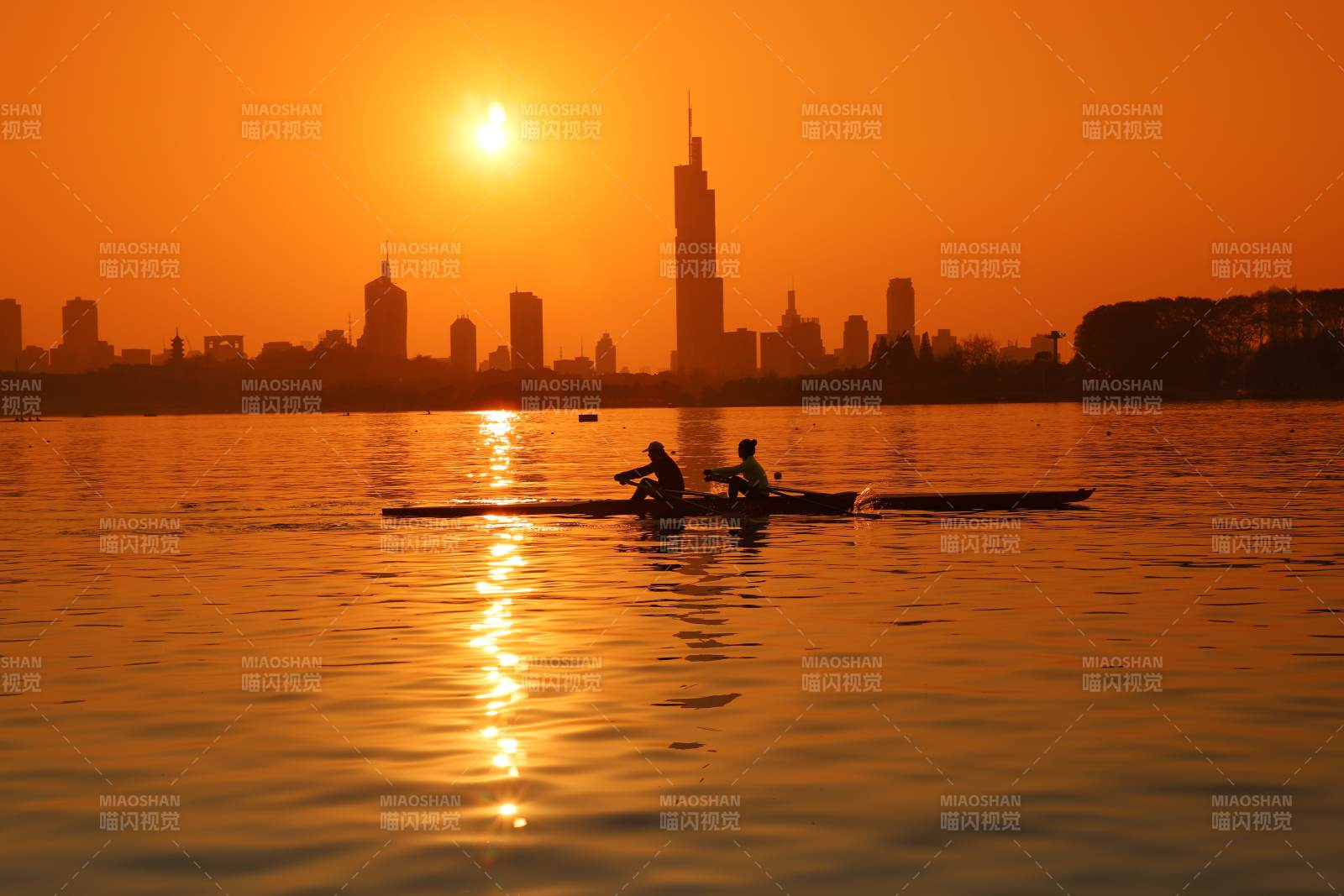 南京夕阳下的划船剪影图片