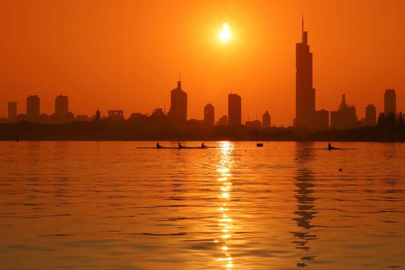 夕阳下的南京玄武湖城市剪影图片