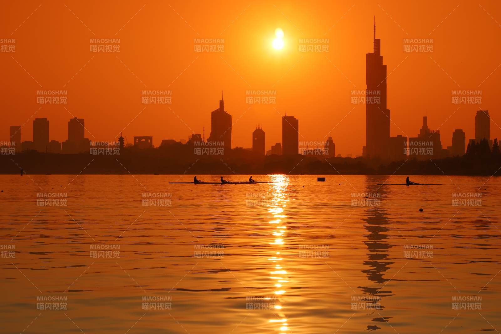 夕阳下的南京玄武湖城市剪影图片