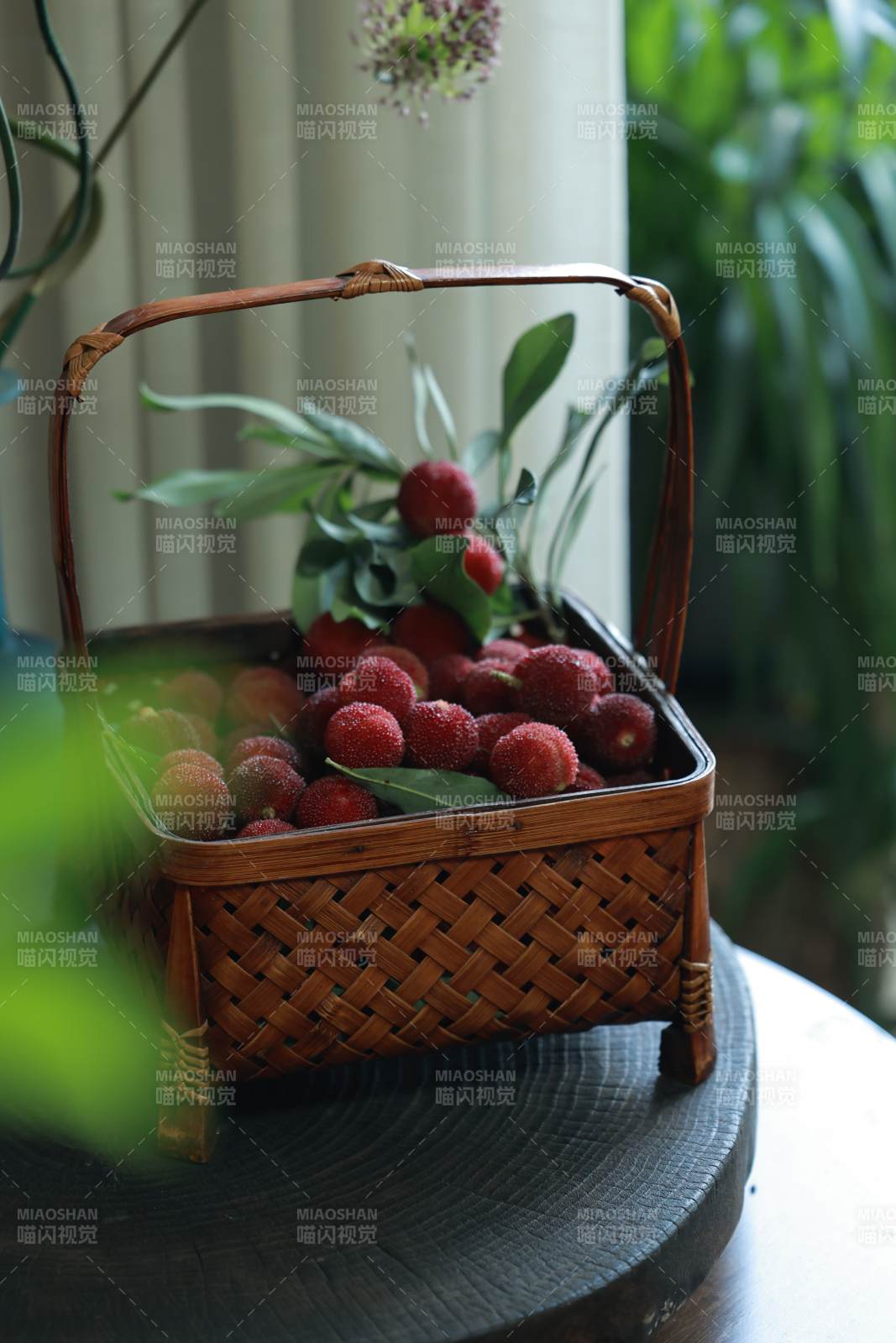 竹篮里的杨梅与绿叶图片
