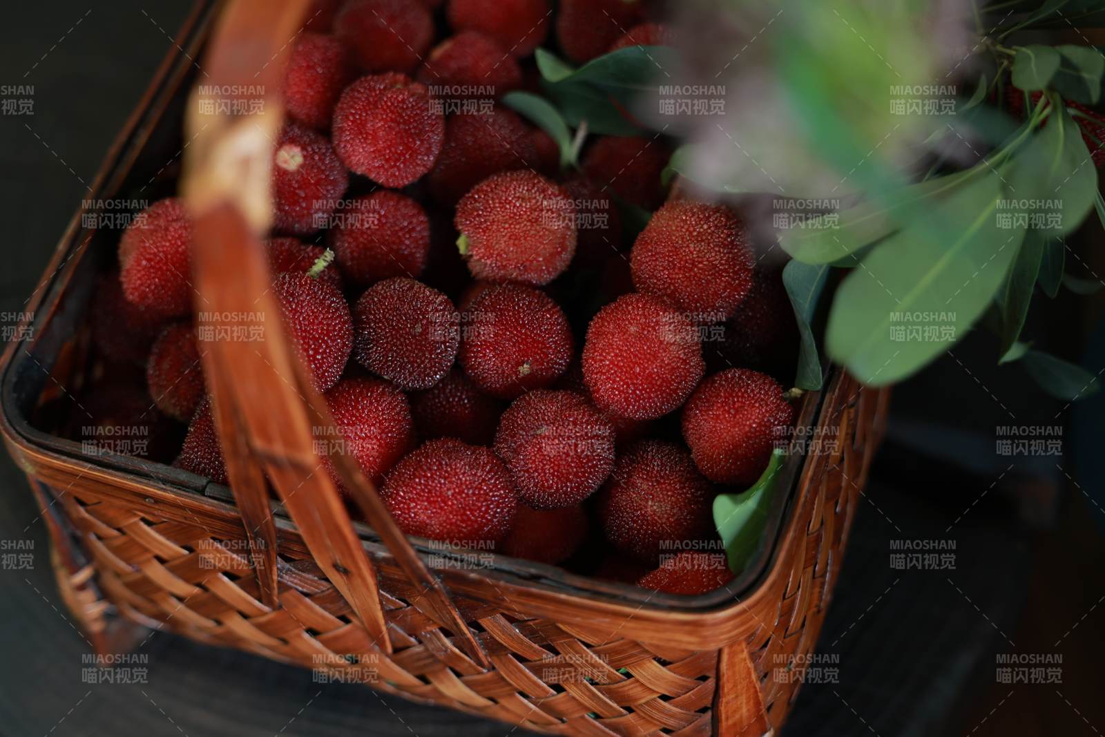 新鲜杨梅篮中盛放图片