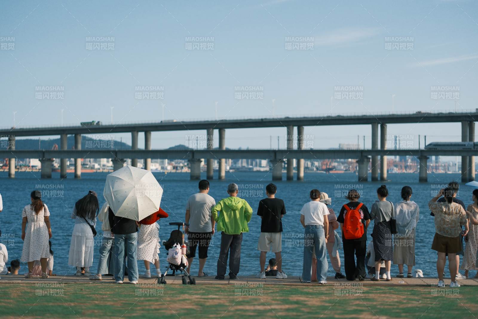 厦门集美十里长堤桥畔人群观景图图片