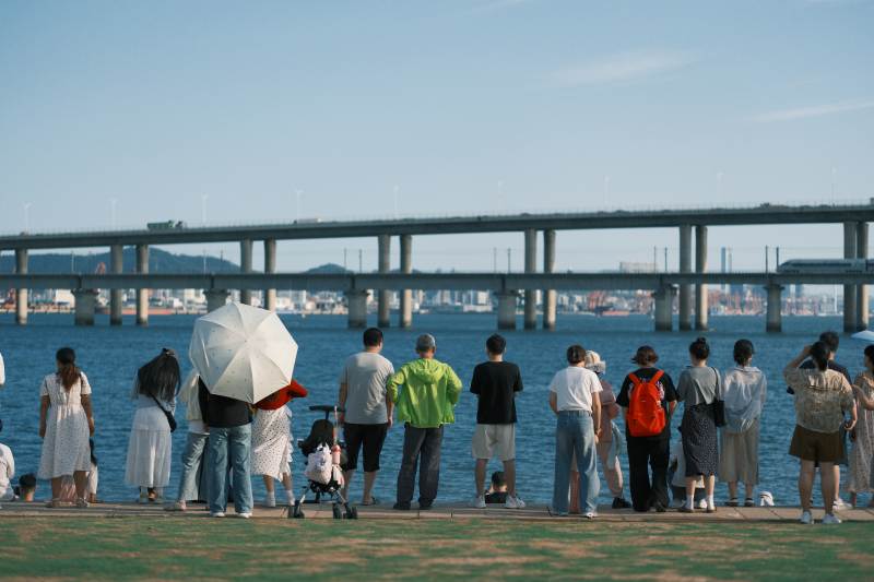 厦门集美十里长堤桥畔人群观景图图片