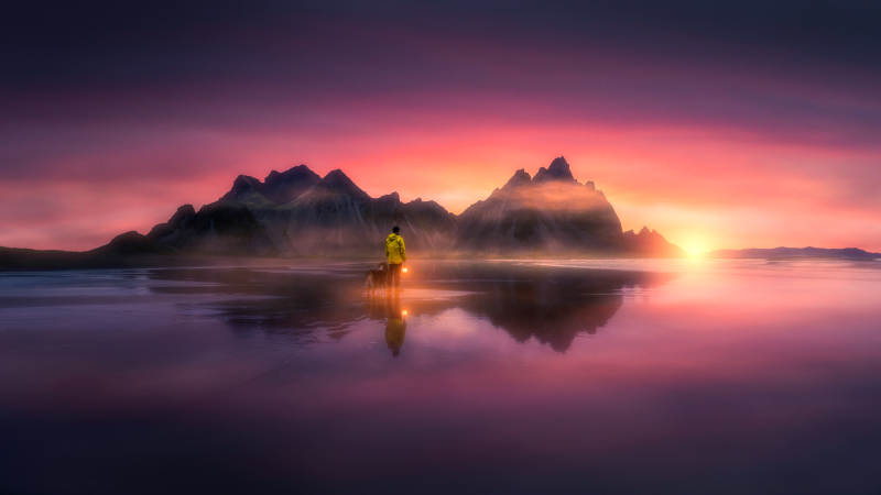 湖畔晨曦 人影独行图片