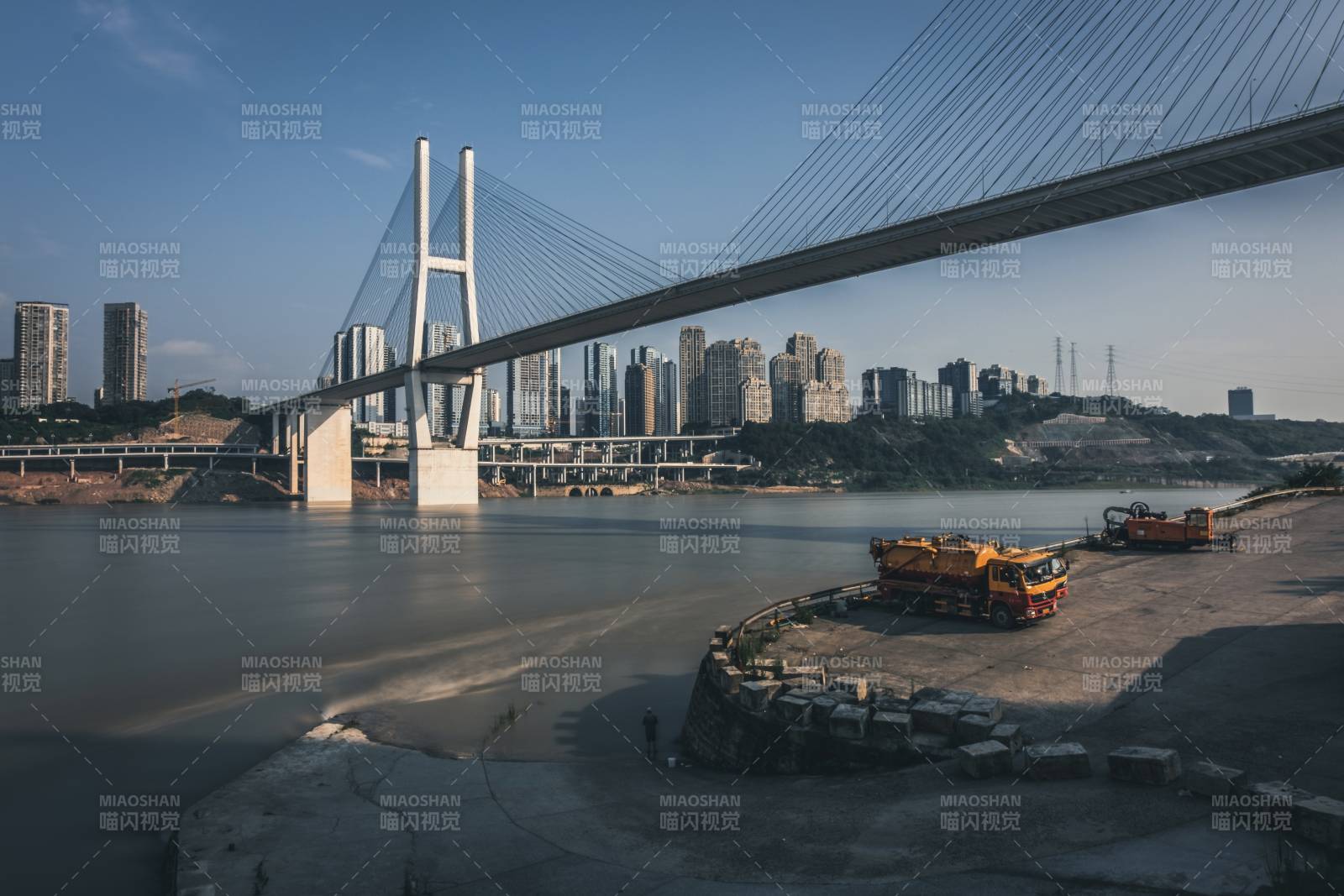 城市大桥与江边码头图片