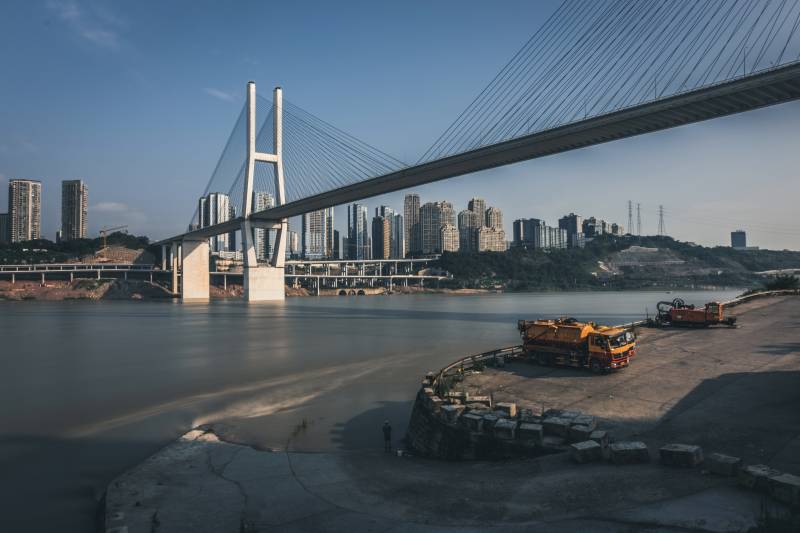 城市大桥与江边码头图片