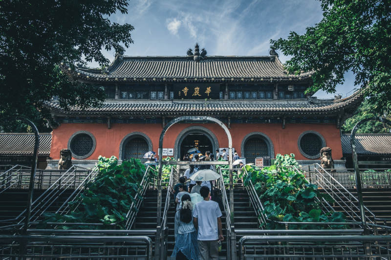 古寺门前绿意盎然图片