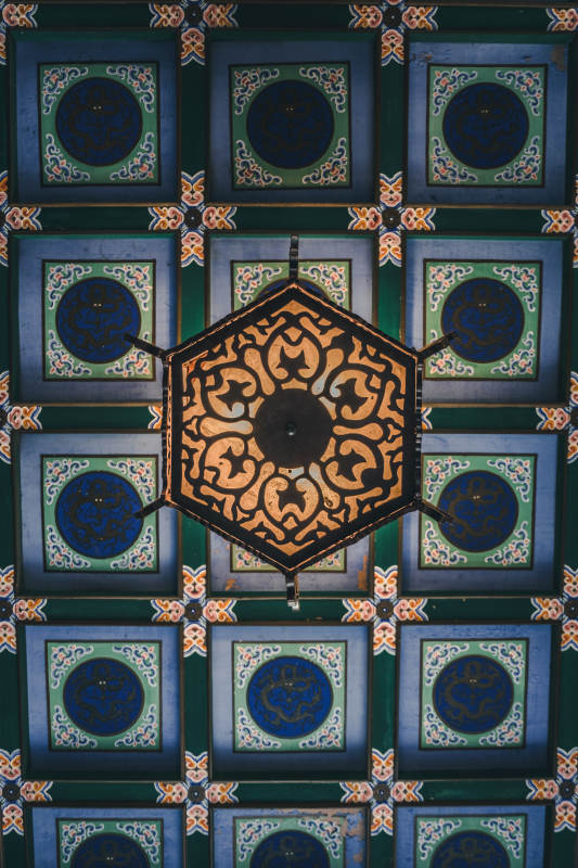 古建筑彩绘天花板细节图片