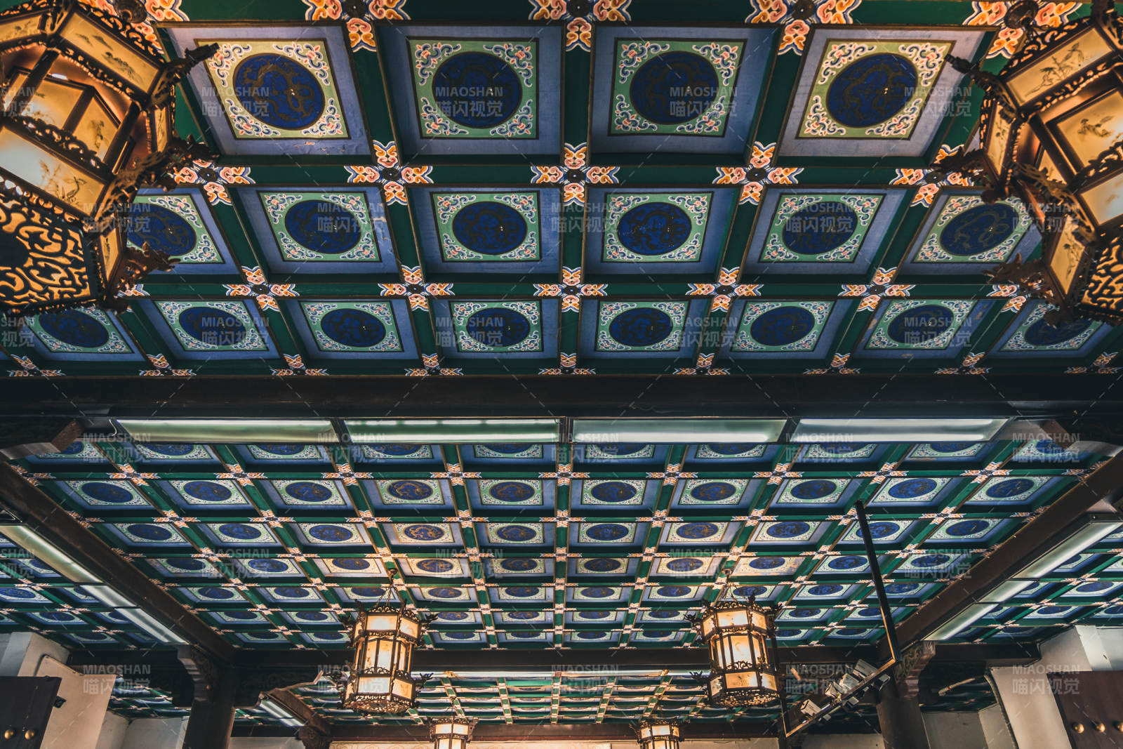 古建筑彩绘天花板细节图片