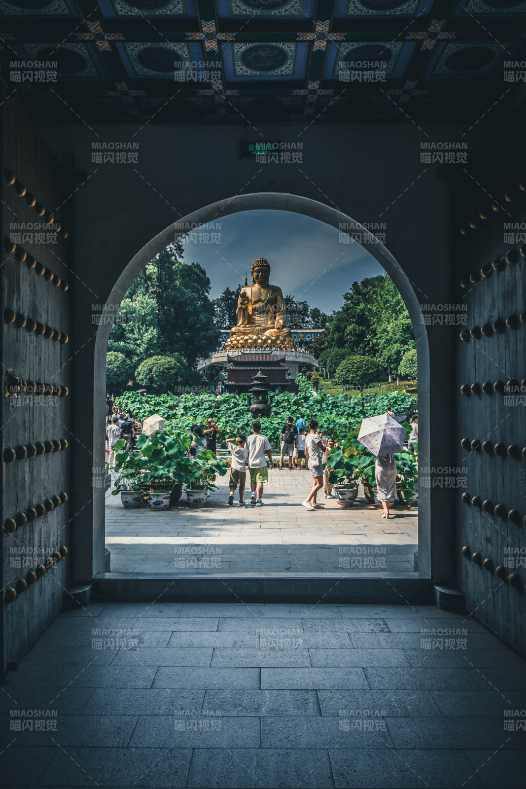 佛像前的宁静庭院图片