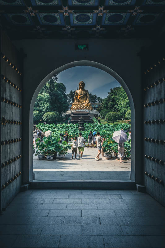 佛像前的宁静庭院图片