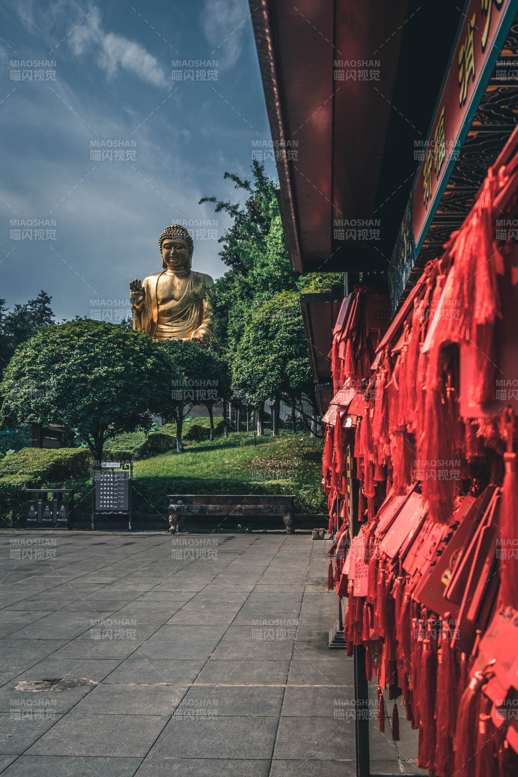 佛像前的红色祈愿牌图片