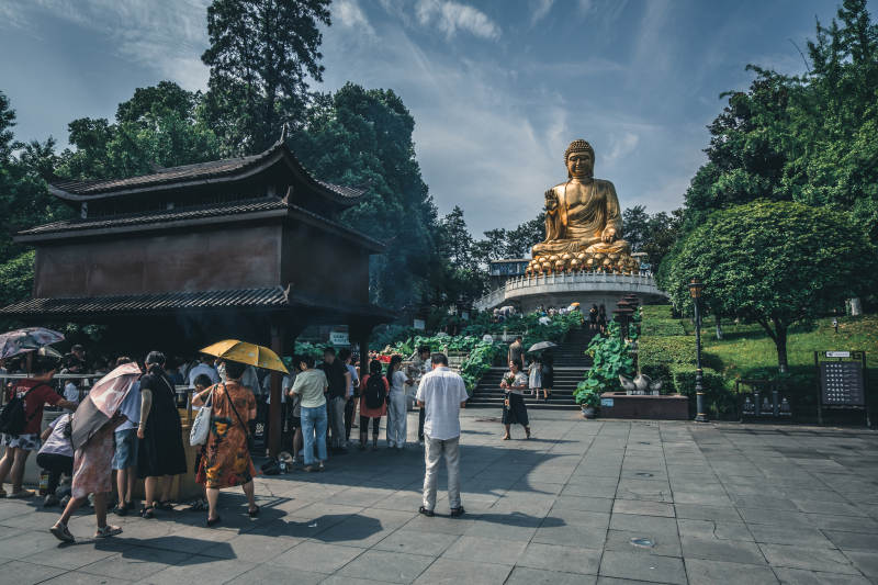 金佛寺前游客云集图片