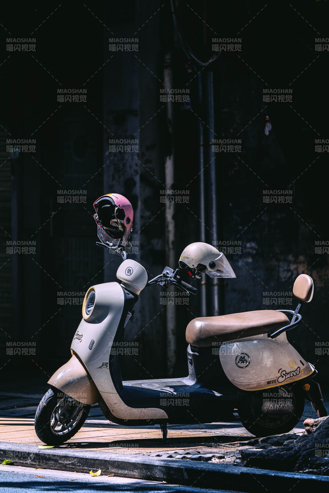 静谧街角的电动滑板车图片