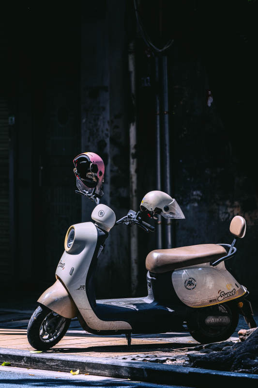 静谧街角的电动滑板车图片