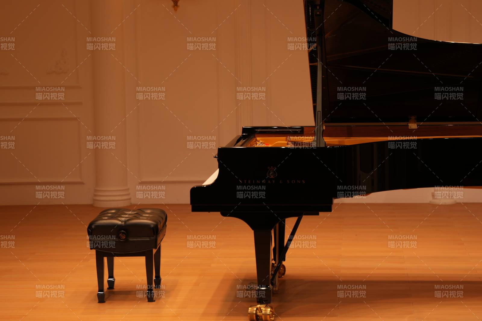 音乐厅里的斯坦威九尺钢琴图片