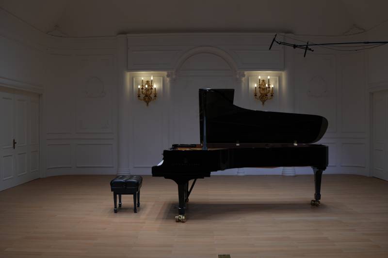 钢琴静谧的室内场景图片