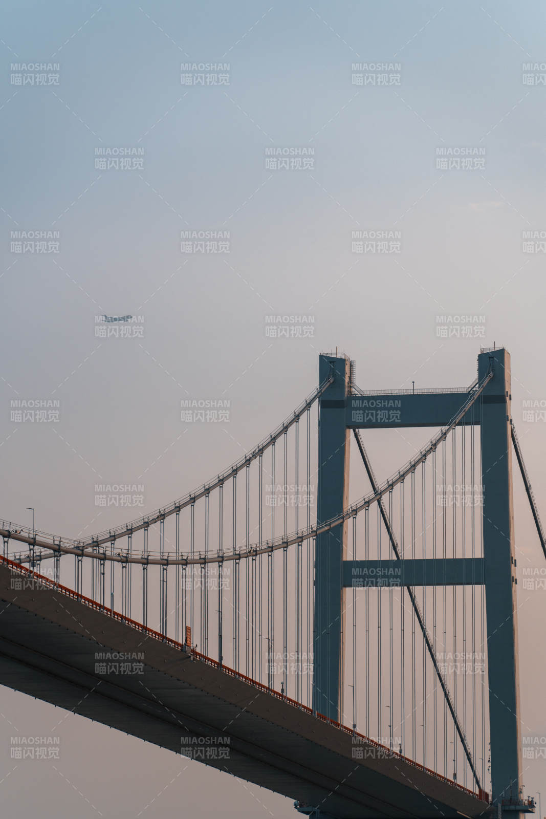 东莞虎门大桥与天际飞机图片