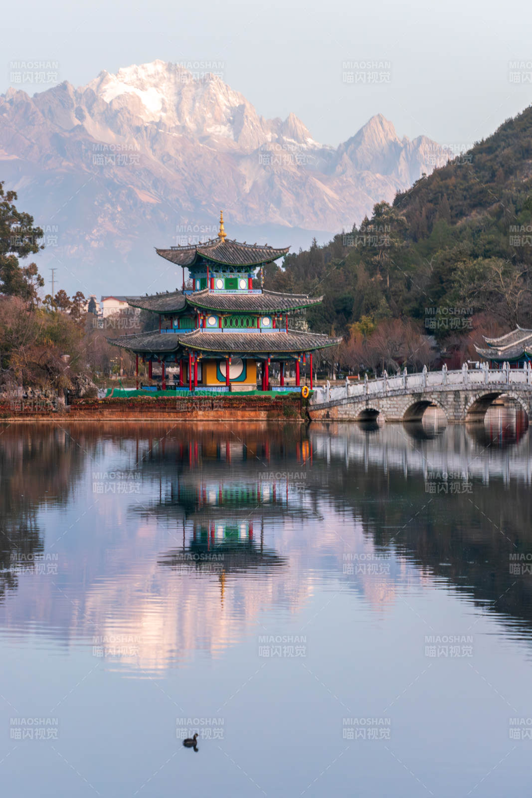 丽江玉龙雪山日照金山图片