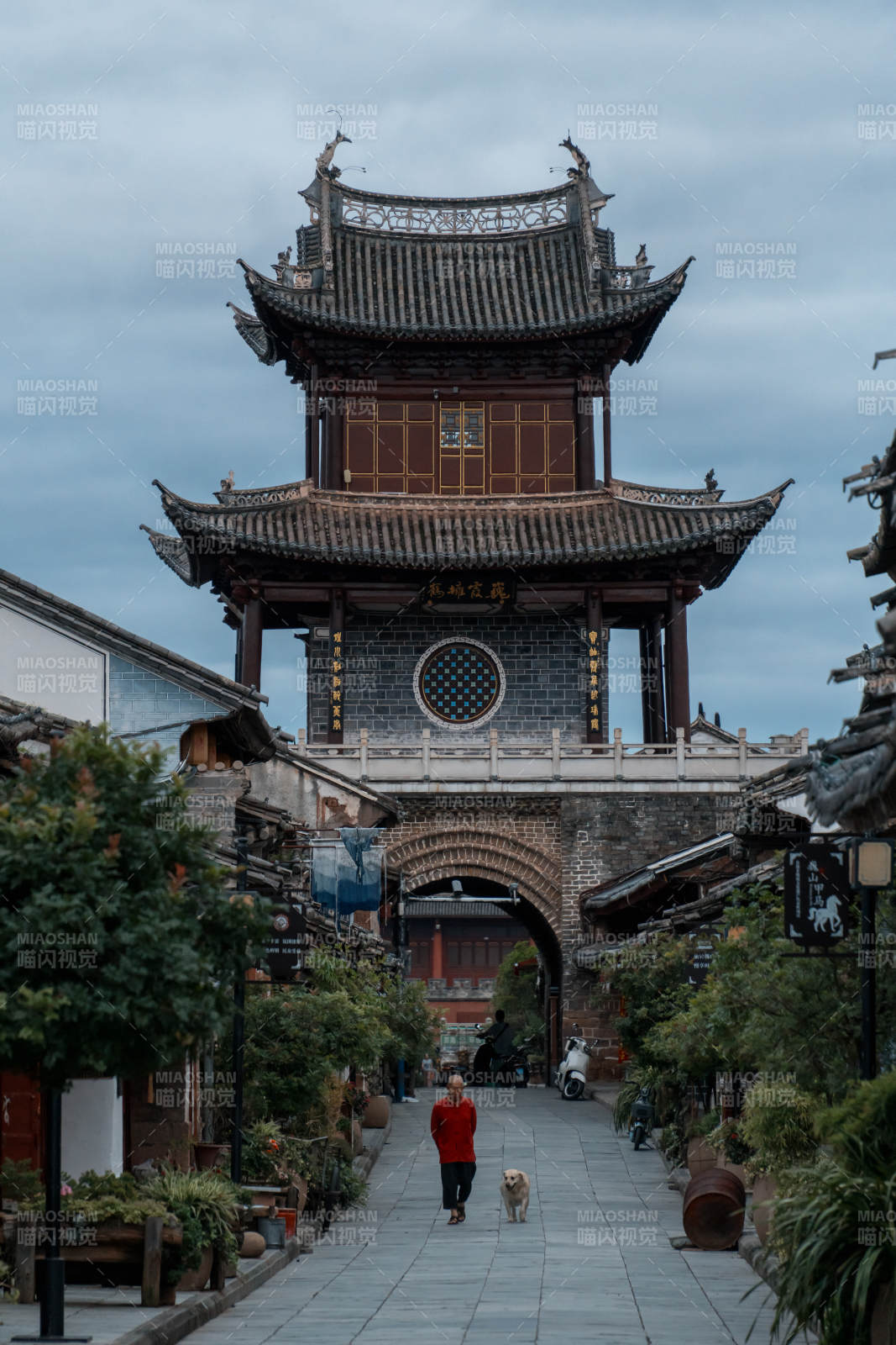 古城楼下的宁静时光图片