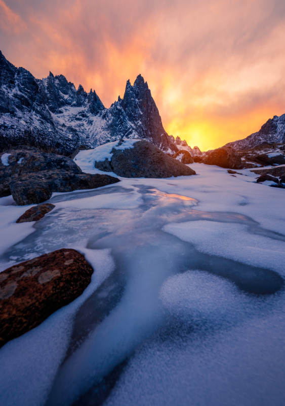 雪山日落 冰湖映辉图片