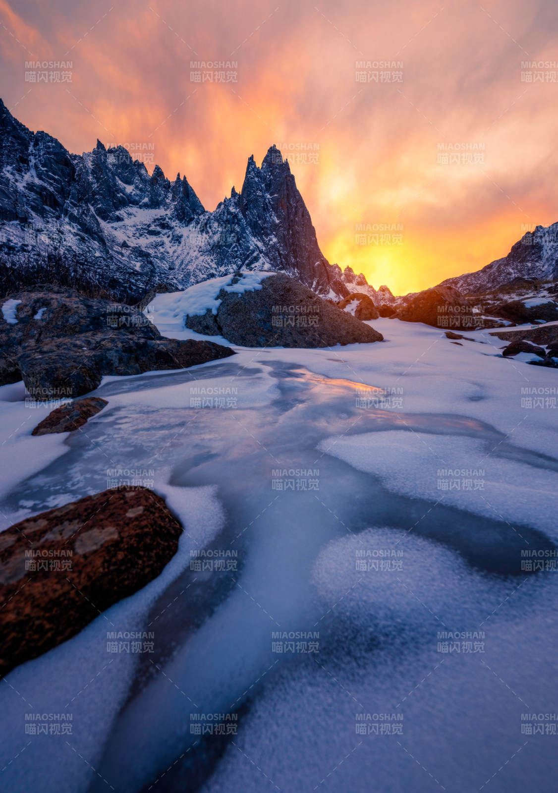 雪山日落 冰湖映辉图片