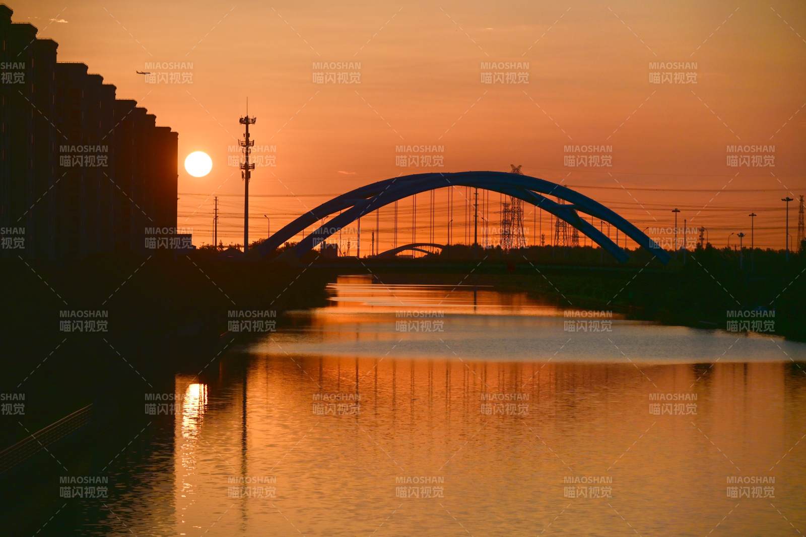 夕阳下的上海拱桥倒影图片