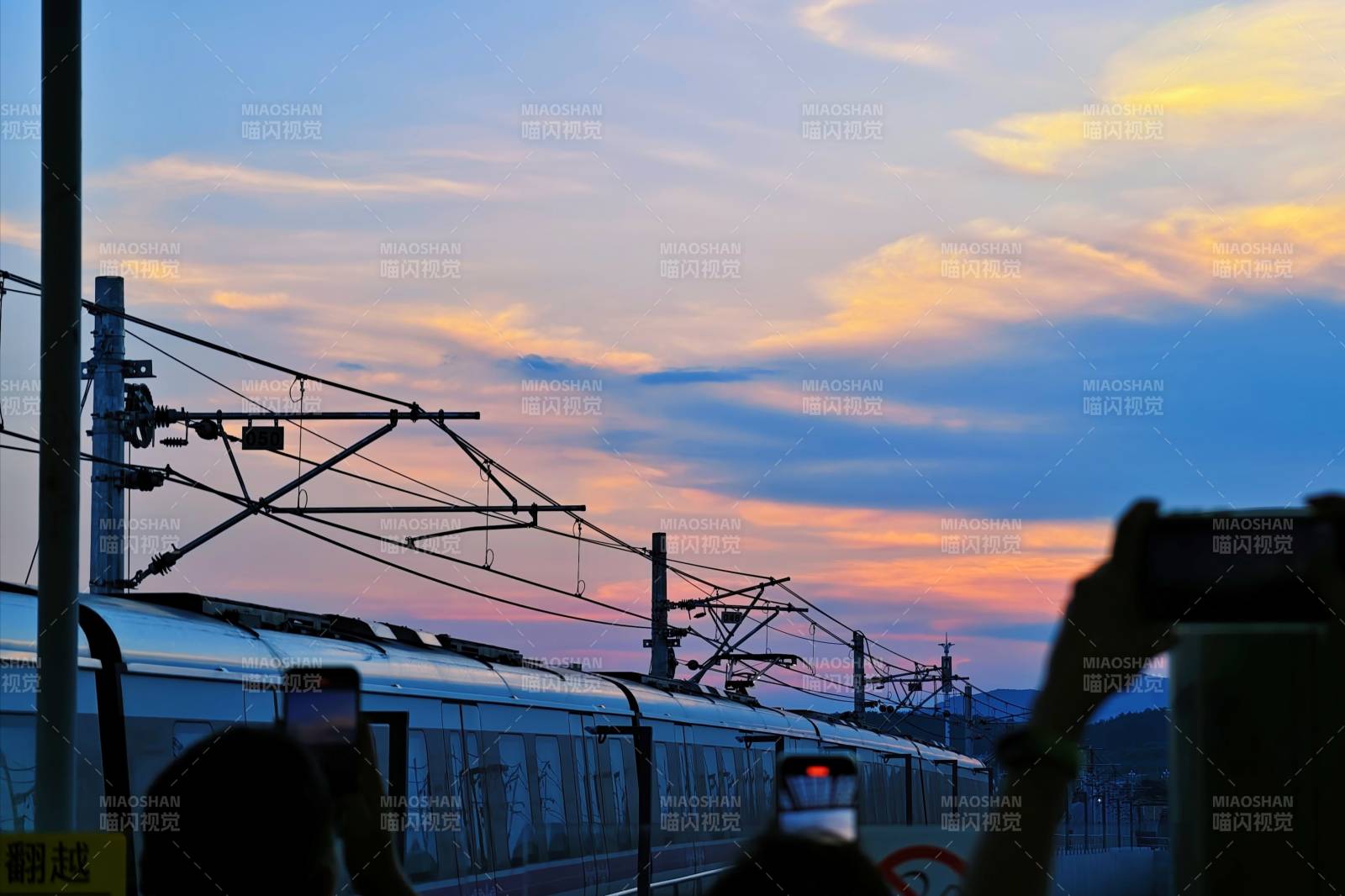 夕阳下的列车剪影图片