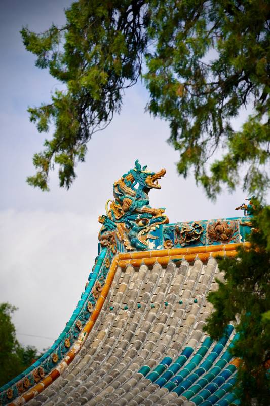 古建筑屋脊上的龙雕装饰图片