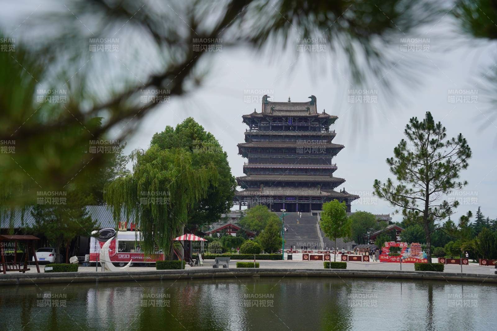 古塔映水 绿树环绕图片