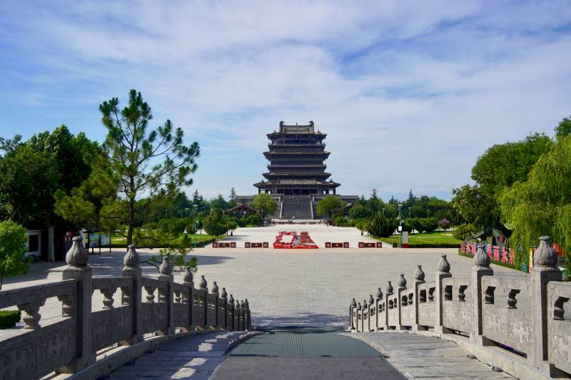 鹳雀楼前的石桥与古塔图片