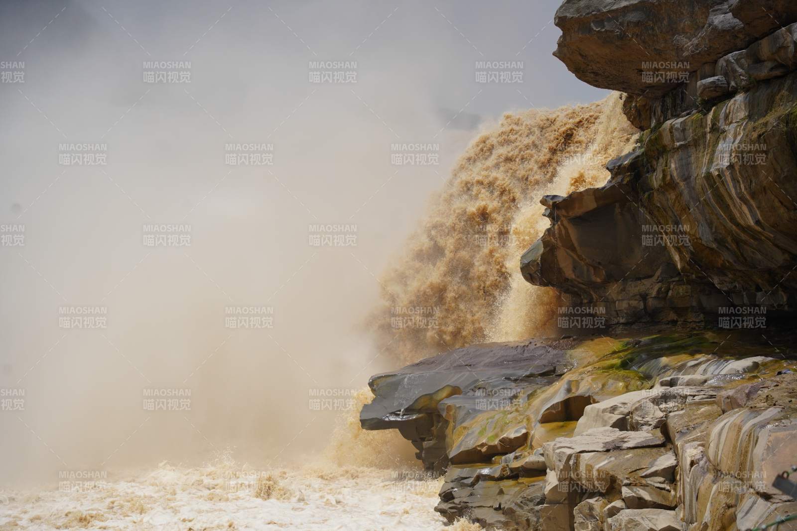 黄河壶口瀑布奔腾景象图片