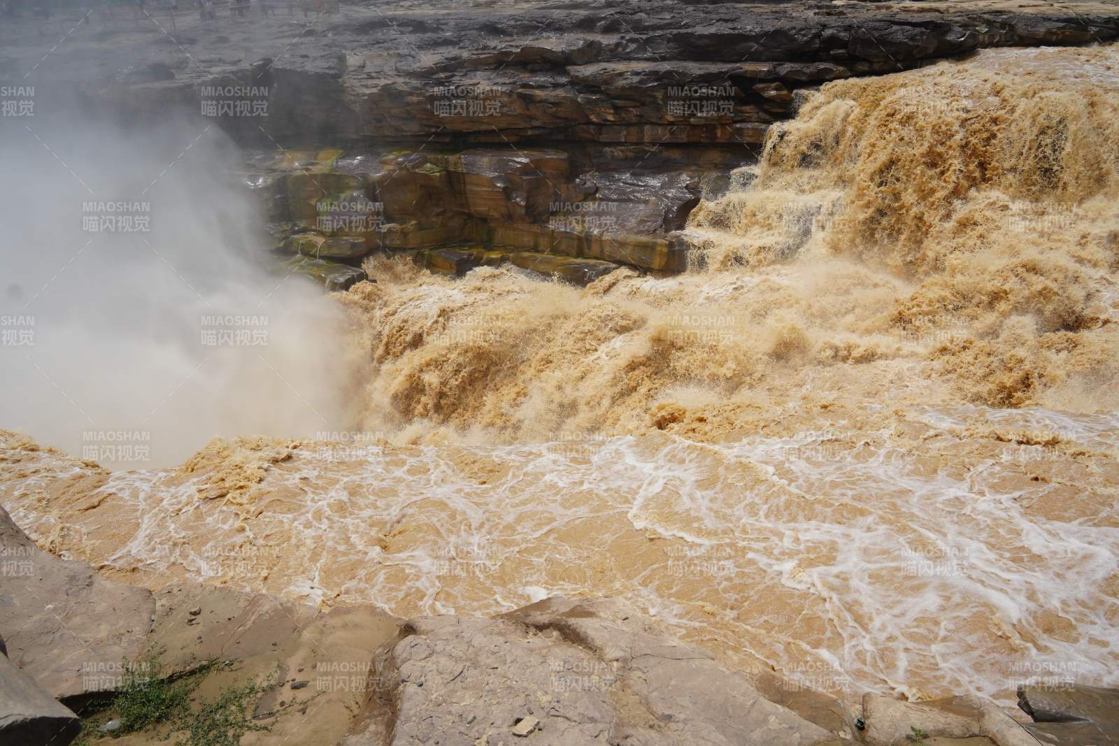 黄河壶口瀑布奔腾景象图片