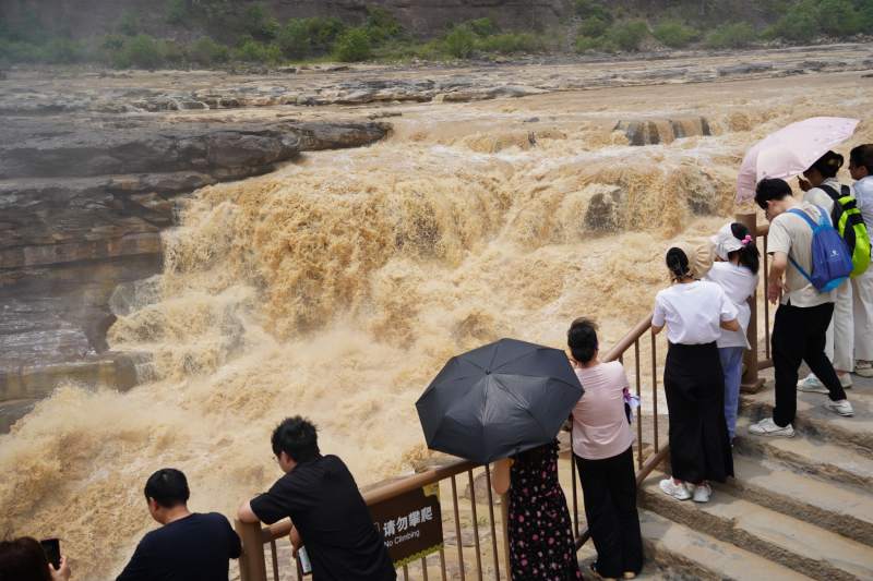 黄河壶口瀑布游客观赏图片