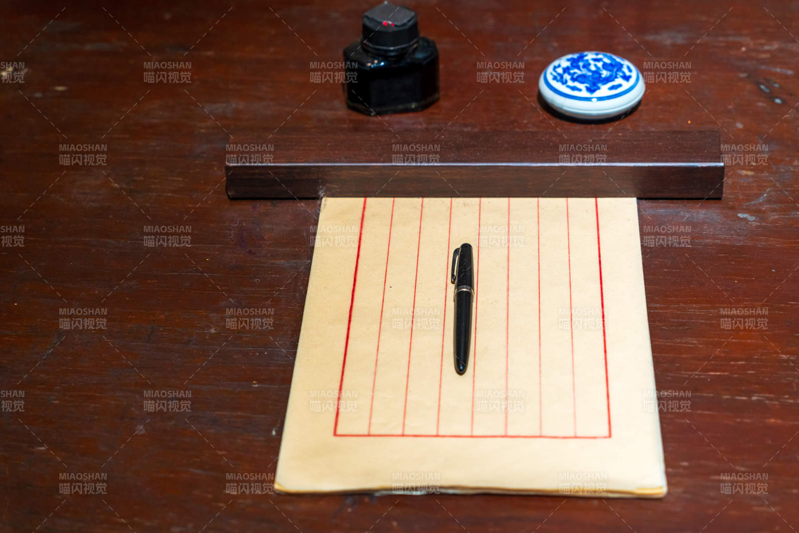 书法工具与纸张布置图图片