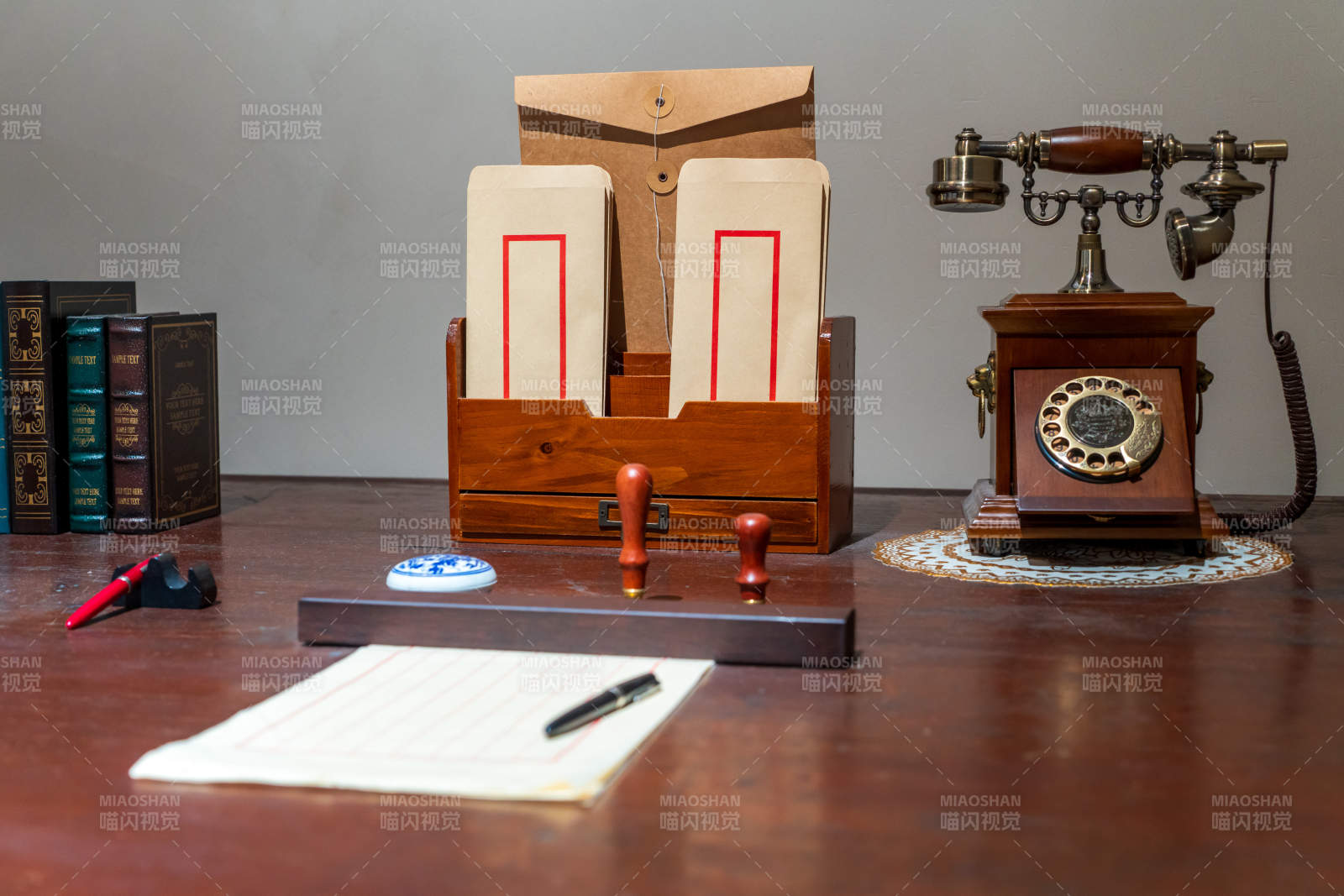 复古办公桌上的老式电话和文具图片