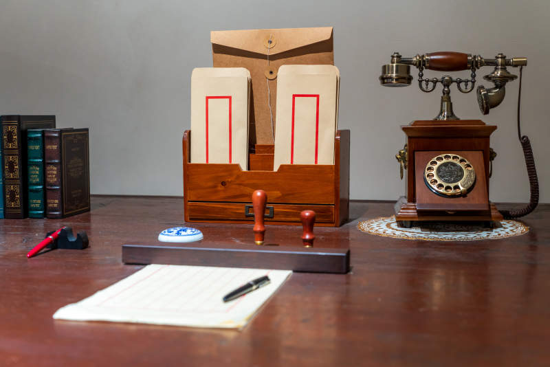 复古办公桌上的老式电话和文具图片