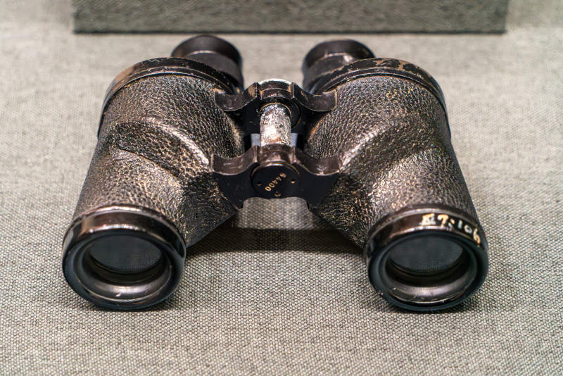 复古双筒望远镜特写图片