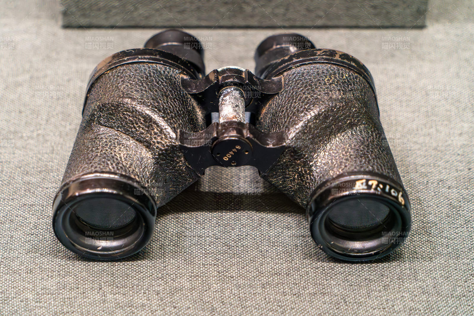 复古双筒望远镜特写图片
