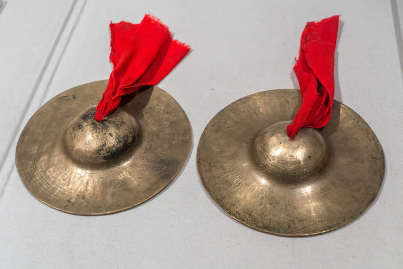 铜钹与红布装饰特写图片