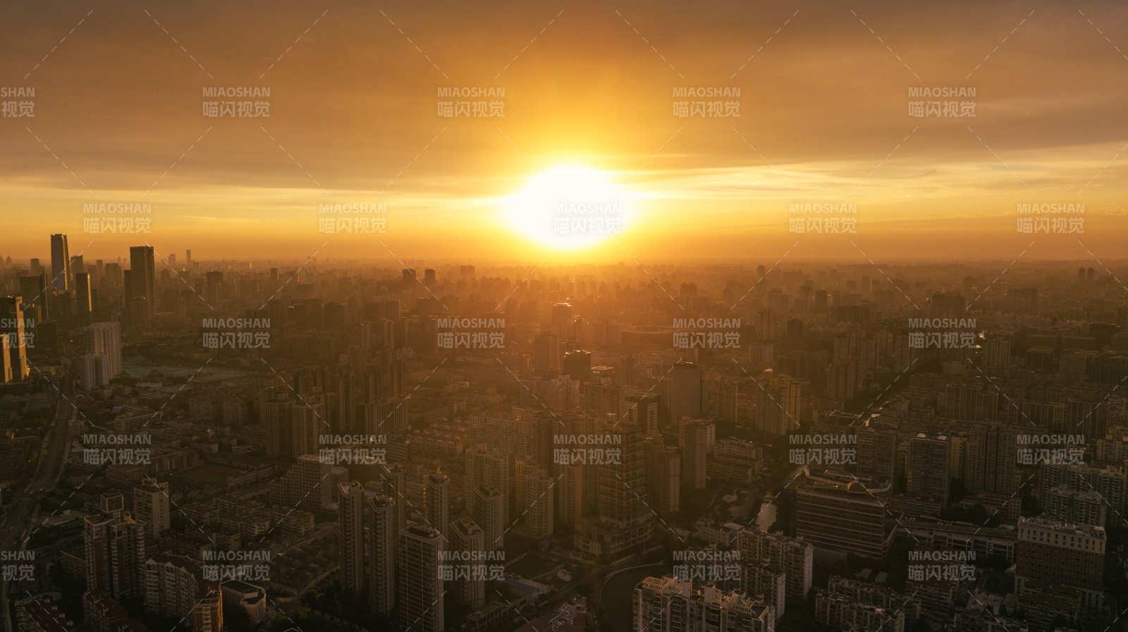 城市日落 金色光辉图片