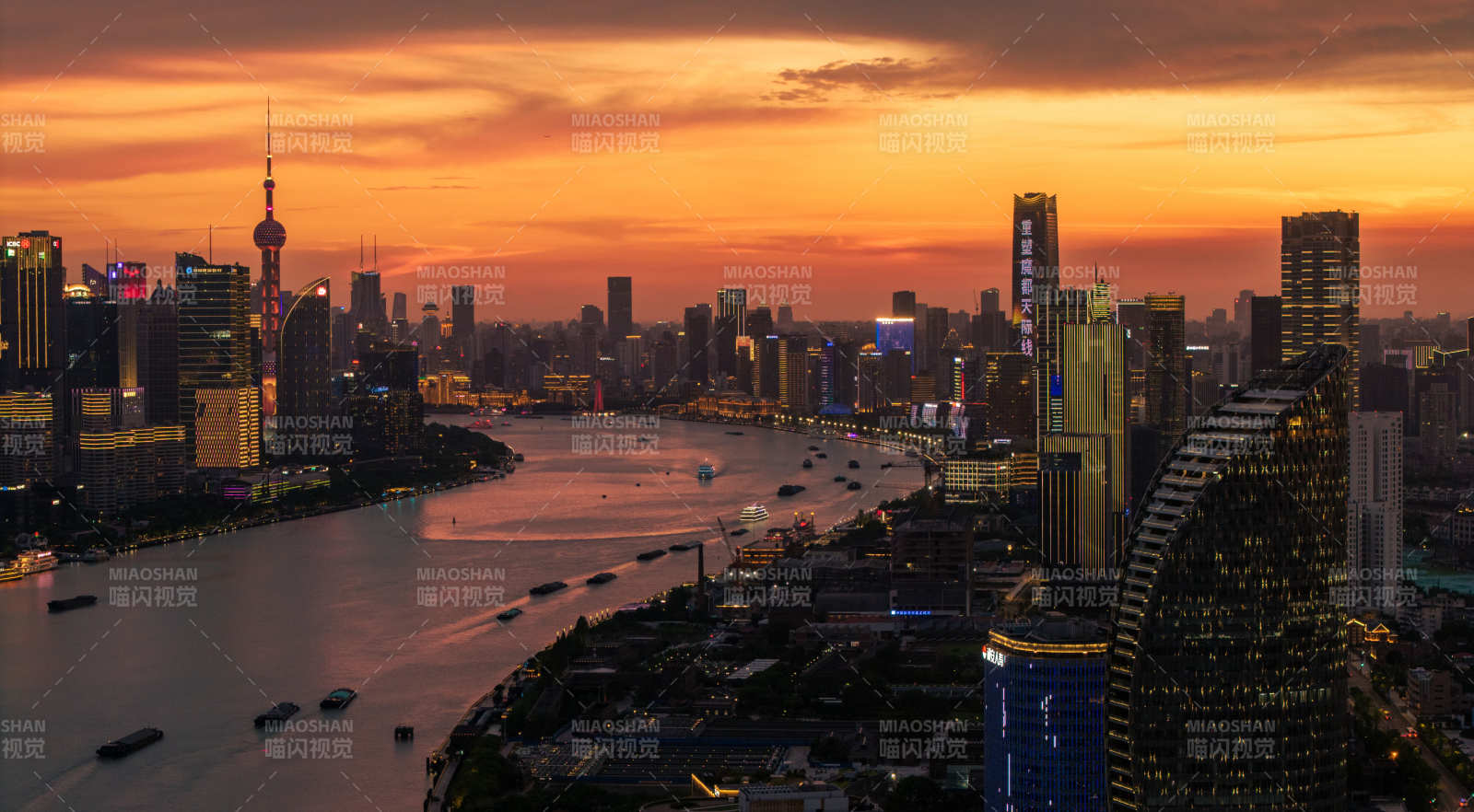 上海黄浦江畔灯火辉煌图片