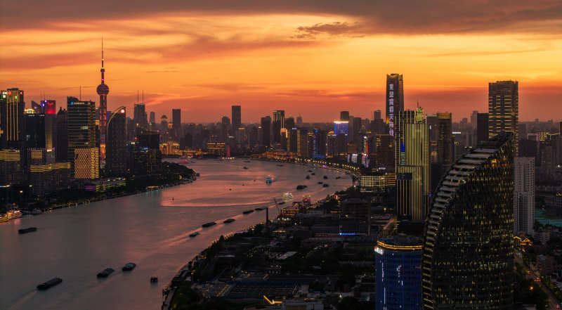 上海黄浦江畔灯火辉煌图片