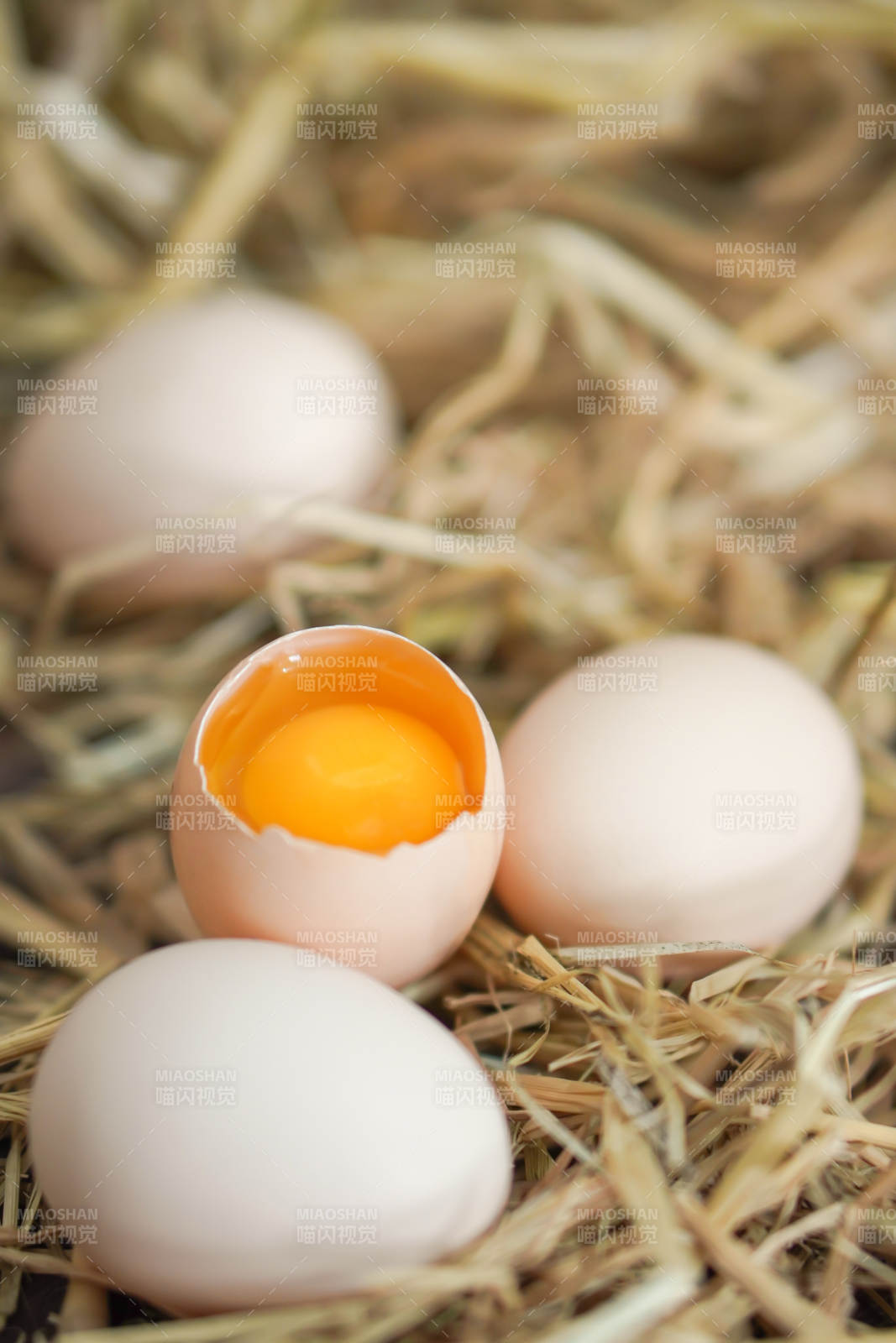 新鲜鸡蛋与蛋黄特写图片